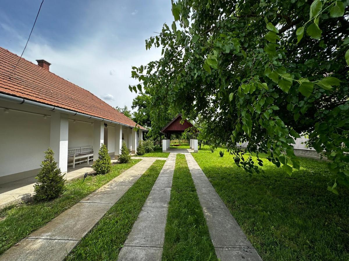 Alfoeldi Vendeghaz - Devavanya Exterior foto